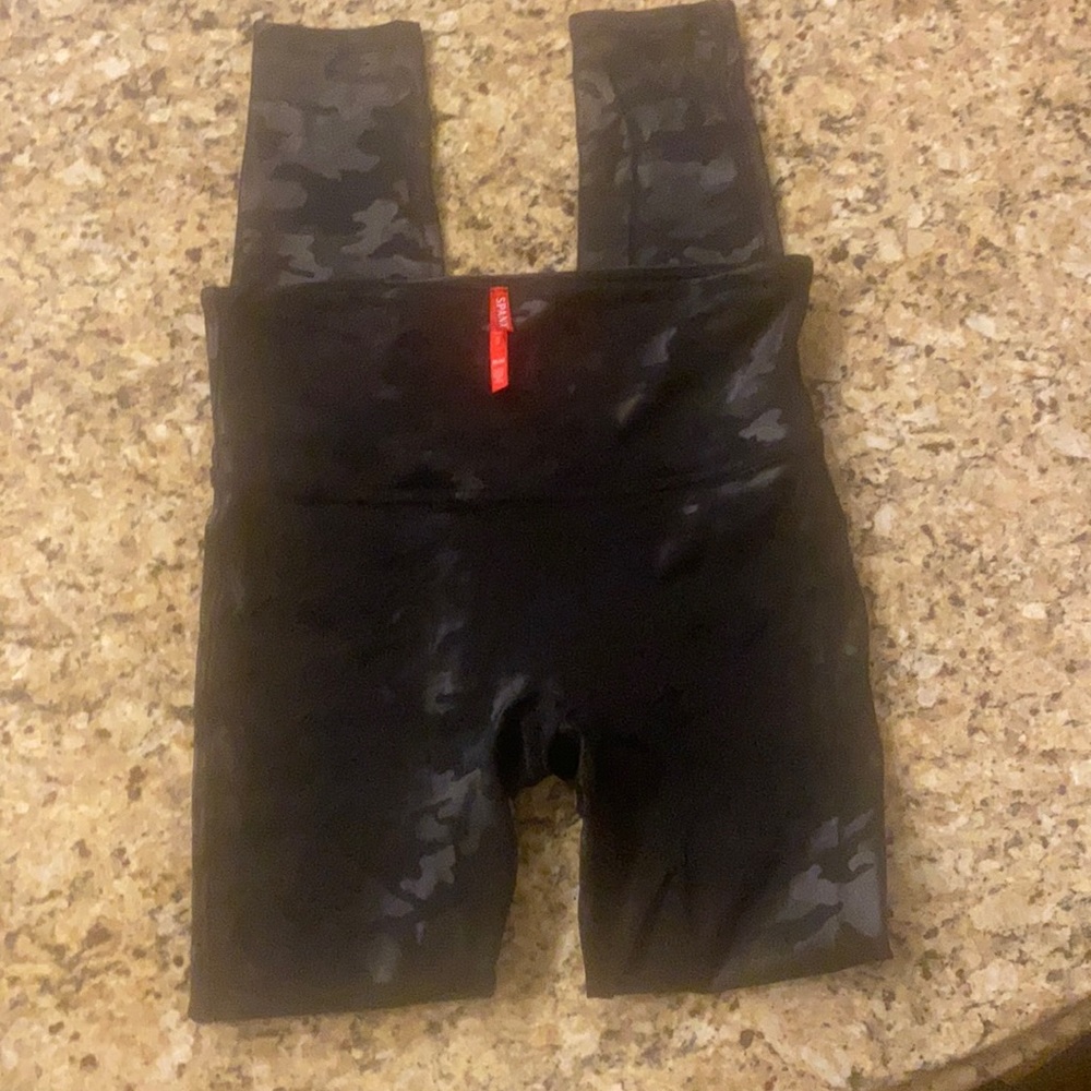 Like new.  Spanx camo faux leather leggings.   Size Medium